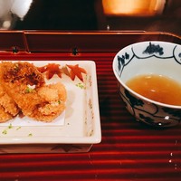 壽山 - 餡に付けて食べます
                      ウスターソースがちょびっとだけ入ってるとのこと