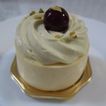 パティスリーエス - ヴィエンヌ 550円　キルシュとピスタチオのケーキ、フランボワーズとバラの香り