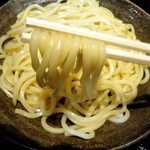 三ツ矢堂製麺 - つけ麺の麺をリフトアップです