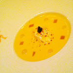 栗かぼちゃ　なめらかなヴルーテにし、自家製ベーコンオイルをひとしずく