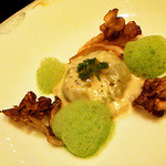 卵　卵黄のみをほうれん草と共にラヴィオリにし、舞茸を添えて