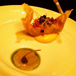 ガストロノミー ジョエル・ロブション - カキ“小町”ベーコンとチョリソーの香りをまとわせブリック揚げに　ケイパーのクーリとシャンパーニュのエスプーマ
