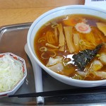 大勝軒 - お盆に載せられ配膳