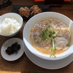 安居 - 俺の白湯ラーメンに鳥唐揚げ二個がつくKセット
            900円税込み価格。ライスは一杯無料。