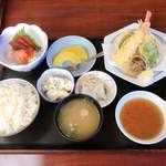 Yoshino Sushi - 刺身と天麩羅のセット定食　1,580円(税別)