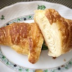 三日月屋 - ◆クロワッサン「プレーン」・・バタータップリのサクサク生地ではなく、しっとりとした食感でサイズは大きめ。 この生地の噛み応えがいいのです。