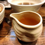 櫻井中華そば店 - スープ割はこの容器で提供される(熱々なので取り扱い注意)