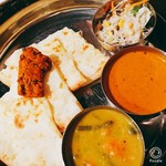 インドカレー＆アジアンダイニング居酒屋どんのば - チーズナンランチ　バターチキンとベジタブルカレー　全景