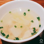 Gin Khao - ランチスープ　玉ねぎと小ネギいり　和風～！ニョクマムの香りも全くなく普通の鶏だしスープに塩コショウな味付け
