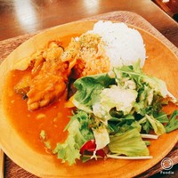 Bistro Buzz 赤坂 - 秋ナスとチキンのトマト煮込み　サラダのドレッシングは三種あり、今日はゴマドレッシングにしました
