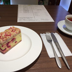 パティスリー タンドレス - シャンプノワ・オ・プラリーヌ・ローズ
      とアッサム