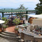 Terrazza Belvedere - 階段から見たテラスと海