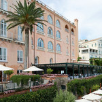 Terrazza Belvedere - パラソルの下がプール