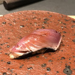 髙橋 謙太郎 - ヅケにして、皮目を焼いたカツオ