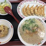 Gyouza No Oushou - ホリデーセット  豚骨ラーメン・餃子・ジャスト炒飯・サラダ