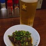 テールラーメンやま田 - ビールと共にお願いしたうちのすじ煮込みと
            野球よりバレーよりラグビーが好きらしい