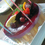 パティスリー ラ フォンティーヌ - ピンボケ御免！名品のカシスバニラです。