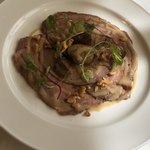 AUXAMIS des Vins - 前菜② アンガス牛 冷製ローストビーフとシャンピニョン クルミオイルとシェリービネガーソース