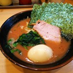 武道家 賢斗 - 赤みがかったスープは、家系の良いところが凝縮されている