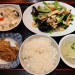 天神橋 上海食苑 - サービスメニュー2種にご飯、スープ付き、日替わり定食650円