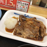 松屋 - カルビ焼肉には大根おろしが添えられて焼肉のタレをたっぷりかけて。