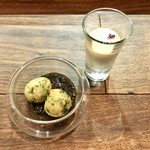 セルサルサーレ - 落花生とマスカットの白いガスパチョ、ゼッポリーニ イカスミのスパイス煮込み ライムの香