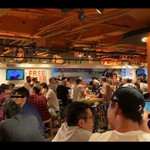 HOOTERS - 店内は広く、多国籍なお客さんで賑わう