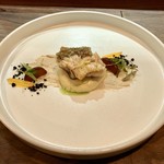 セルサルサーレ - 釣り甘鯛の松笠焼き 根セロリのソース ラム酒に漬けたブドウ ヘーゼルナッツとアーモンド 胡桃のペースト