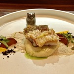 セルサルサーレ - 釣り甘鯛の松笠焼き 根セロリのソース ラム酒に漬けたブドウ ヘーゼルナッツとアーモンド 胡桃のペースト