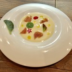 セルサルサーレ - ブッラータ・チーズを忍ばせた洋梨の冷たいスープ セラーノの生ハムとハーブをあしらって
