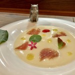 セルサルサーレ - ブッラータ・チーズを忍ばせた洋梨の冷たいスープ セラーノの生ハムとハーブをあしらって