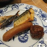 gifunagaragawaonsehoterupa-ku - 焼き魚、ソーセージ、肉団子