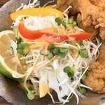 Oshokujidokoro Hakusai - 鶏の唐揚げの横のサラダ