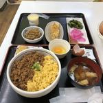 九十九里ファーム たまご屋さんコッコ - 二色丼(大盛)、厚焼き玉子、鳥ごぼう、漬物、プリン