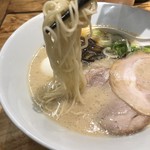 博多 一風堂 - 【白丸元味の玉子乗ったやつ】麺リフト