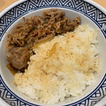 そば処 吉野家 - 肉を寄せた。意味ないけど。