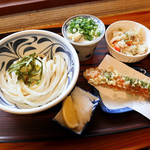 ふる里うどん  - ぶっかけ冷と、ちくわ天と、チキンピラフ