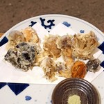 柳家 - 天然キノコの天ぷら　　しょうげんじ、人形茸、ナメコ、カラス茸、なら茸、ムラサキホウキ茸、ヌメリスギタケモドキ、松茸、奥飛騨の黒舞茸、紅花イグチ