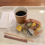 コグマ - KOGUMAバーガー352円、モーニングサービスコーヒー