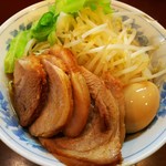 らーめん 陸 - 豚増しラーメン、味付玉子、野菜多め