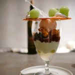 PATISSERIE ASAKO IWAYANAGI - 【アフタヌーンティー in hotel koe 】
      ✦パルフェビジューレザンkoeスペシャル
      自家製グラノーラに葡萄のジュレ
      ピスタチオのブランマンジェ
      フレッシュチーズクリームに2種のジェラート。