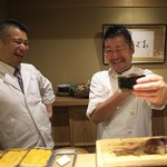 やまぐち - 鮨酢にはバルサミコ使ってさば寿司。山口シェフ、山岸さんに負けずポーズ決めます。