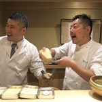 やまぐち - やま岸定番の手巻きにはやまぐちはパルミジャーノをたっぷりと削って。えっ、もっとたっぷりかけてですか？。わかりました！