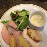 ビストロ オリーブ - 前菜、右上の冷製サツマイモスープから時計回り、レンズ豆のタルティーヌ、蒸し鶏胸肉、サツマイモのオレンジ煮、モルタデッラ、葉サラダ