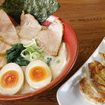 沖縄宮古島ラーメン　天晴 - 料理写真:名物　炙りアグー豚ラーメン1100円　アグー豚餃子480円