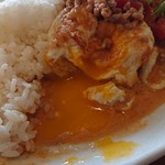 Thai land - 豚肉のチリそぼろご飯 950円(税込)の、半熟揚げ玉子