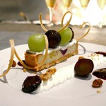 PATISSERIE ASAKO IWAYANAGI - 【アフタヌーンティー in hotel koe 】
      ✦焼き葡萄とブリードモーのチーズタルト
      ブリードモー(白カビのチーズ)を使用したタルト。
      添えられたエペスクリームがまた美味。