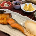 Sakeyama Masuo Shouten - 紅さけとハラス鮭山花籠膳（1,380円）