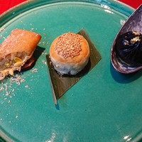 4000 Chinese Restaurant - 点心　右側：小龍包・真ん中は台湾のお餅・
                    左側は黄ニラと豆もやしの春巻