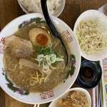 らーめん七福 - 金太郎ラーメン760円、餃子３個180円、ライス、キャベツFree